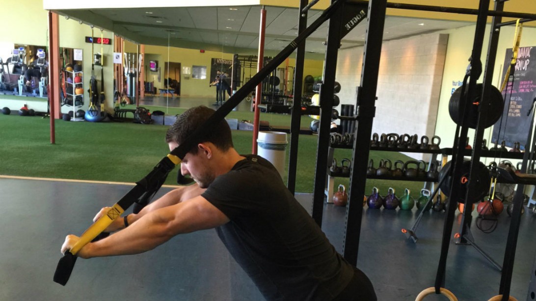 Extensii pentru triceps la TRX