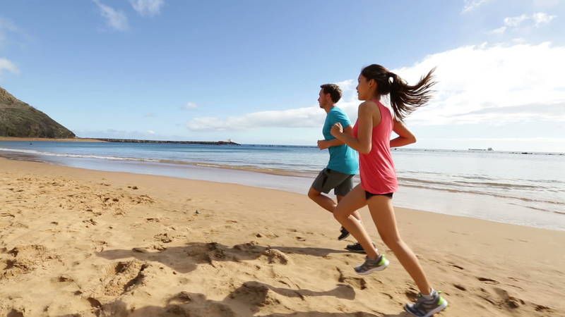 Barbat care face jogging