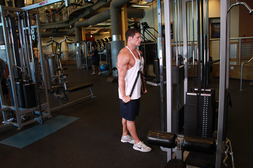 Extensii pentru triceps la helcometru